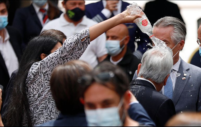 Según medios, la mujer era familiar de un invitado, y fue detenida por los escoltas oficiales tras la acción. AFP / D. Yankovic