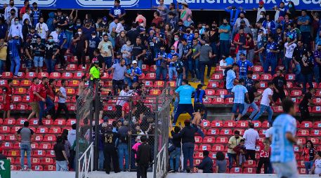 Era el minuto 60 del partido de la Jornada 9 del Clausura 2022 cuando el pleito entre porristas de Querétaro y Atlas se salió de control. IMAGO7