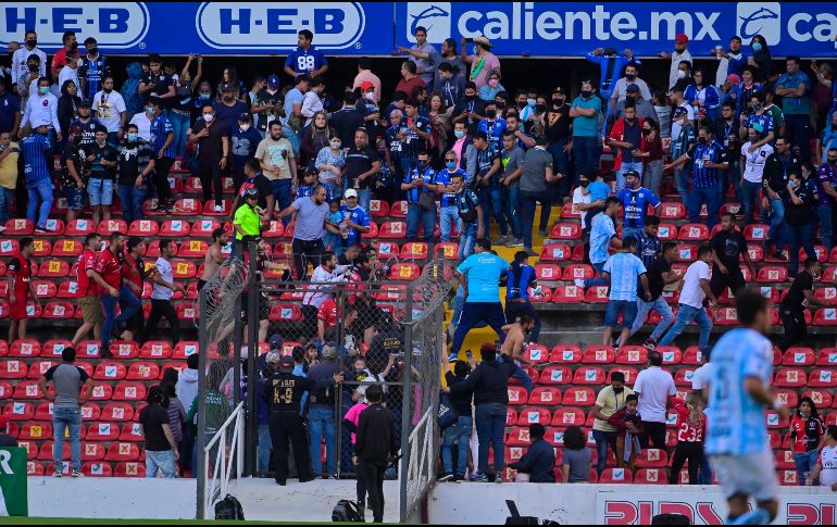 Era el minuto 60 del partido de la Jornada 9 del Clausura 2022 cuando el pleito entre porristas de Querétaro y Atlas se salió de control. IMAGO7