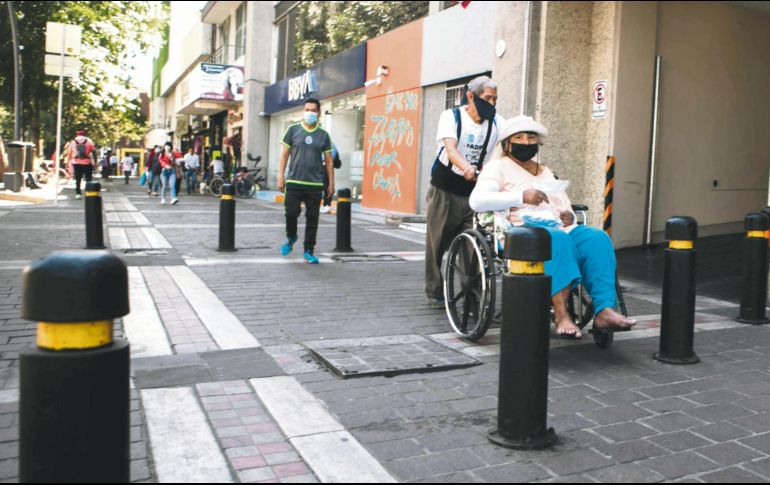 Los espacios reducidos por la colocación de bolardos son parte de los obstáculos que las personas con discapacidad deben enfrentar cuando transitan por el Centro tapatío.  EL INFORMADOR/G. Gallo