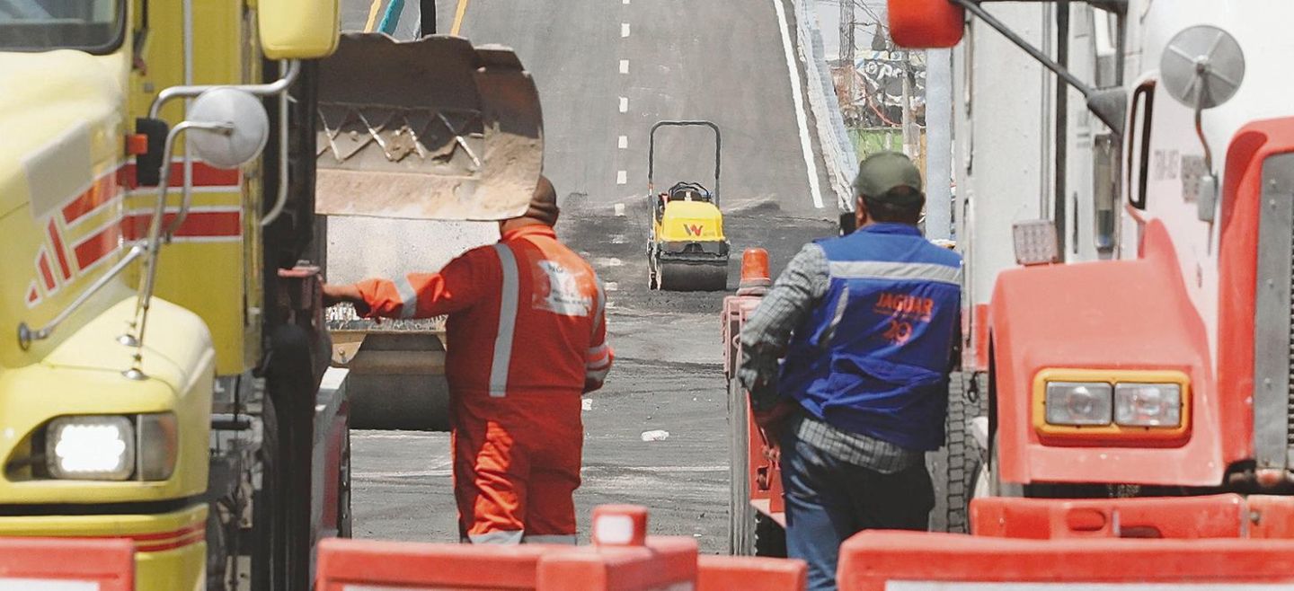 Marchas forzadas. Trabajadores apresuran las labores para terminar lo antes posible las obras rumbo al nuevo aeropuerto, pero todavía les falta. SUN