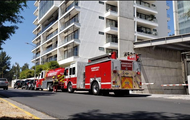 El incendio fue sofocado por la brigada interna del complejo y Oficiales de Protección Civil y Bomberos de Guadalajara. ESPECIAL /