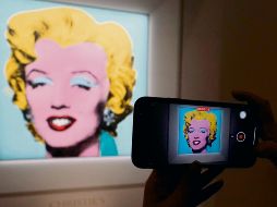 “Shot Sage Blue Marilyn”. Esta pintura muestra a la actriz con el rostro rosado, labios rojos, cabello rubio y sombra de ojos azul sobre un fondo en azul claro. AFP