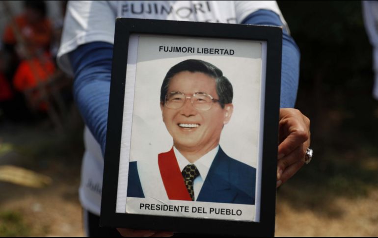 Seguidores del expresidente peruano Alberto Fujimori se manifiestan en los exteriores de la División Nacional de Operaciones Especiales de la Policía Nacional, en Lima. EFE/P. Aguilar