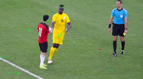En redes sociales se habló del uso de luces láser desde las gradas hacia los jugadores egipcios en la tanda de penales que clasificó a Qatar 2022 al equipo de Senegal. AP / S. Kleinowitz