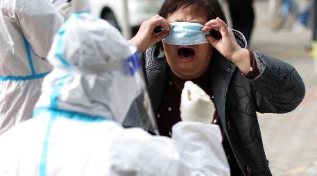 El COVID-19 no se va a ir, continuará circulando y es probable que a partir del año que entra se una a la influenza y a los otros virus de invierno, dice el médico Alejandro Macías. AFP / ARCHIVO