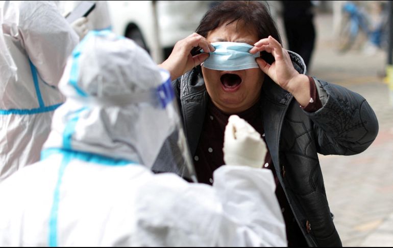El COVID-19 no se va a ir, continuará circulando y es probable que a partir del año que entra se una a la influenza y a los otros virus de invierno, dice el médico Alejandro Macías. AFP / ARCHIVO