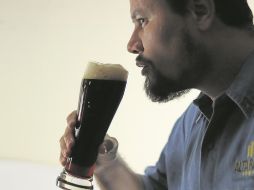 Adrián ha colaborado con distintas cerveceras, lo que le ha dado la experiencia suficiente para crear su propia empresa “Alta Rabia”. ESPECIAL