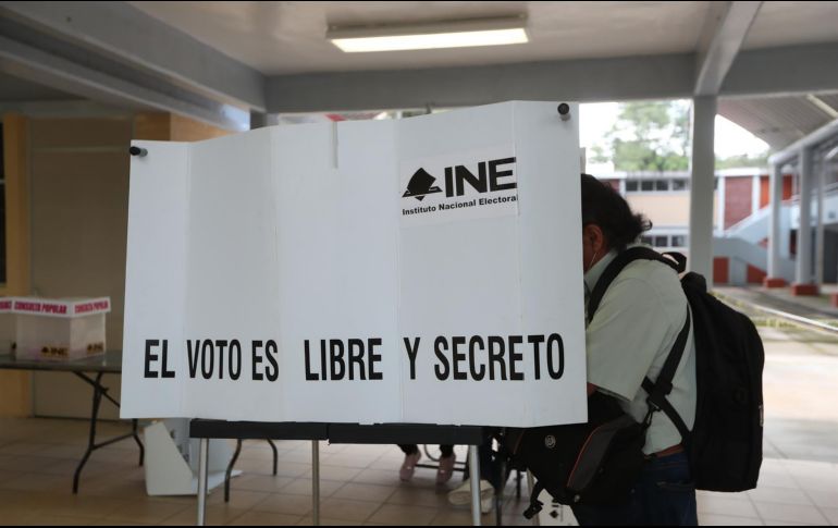 Para que la revocación de mandato sea vinculante deberán asistir a las urnas, mínimo 37.1 millones de votantes. EFE / M. Guzmán