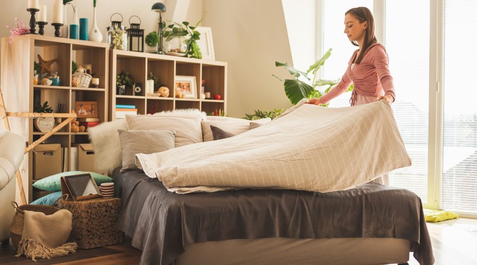 Cuando buscamos una mayor sensación de frescura en nuestra cama, las sábanas de tejidos de fibras naturales como el algodón y el lino son la mejor opción. ISTOCK GETTY IMAGES/Slobodan Vasic