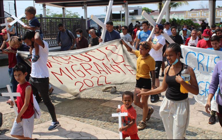 Los migrantes llegaron hasta la Iglesia de San Agustín, ubicada en el centro de Tapachula, donde culminaron este caminar con las cruces, lonas y mantas. EFE / J. Blanco