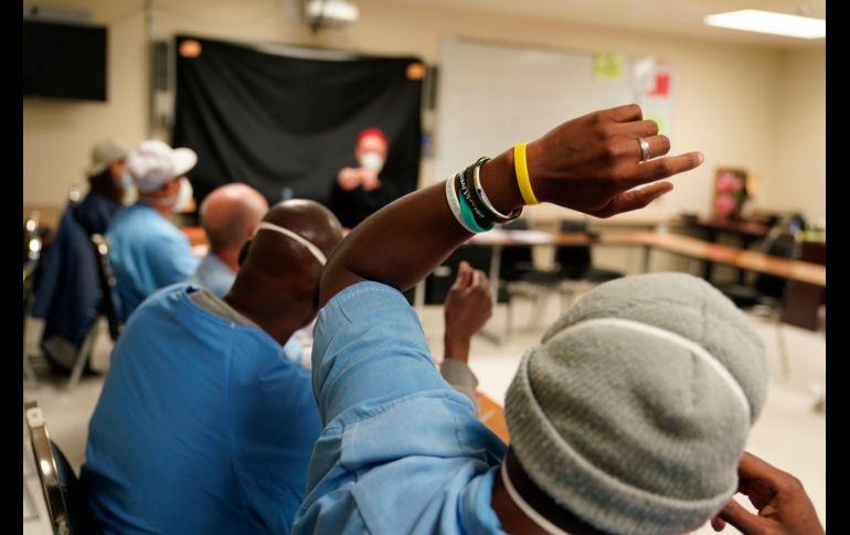 Los reclusos de la Prisión Estatal San Quentin pueden tomar clases de literatura, astronomía, gobierno estadounidense y precálculo para obtener un título de técnico superior universitario. AP/E. Risberg