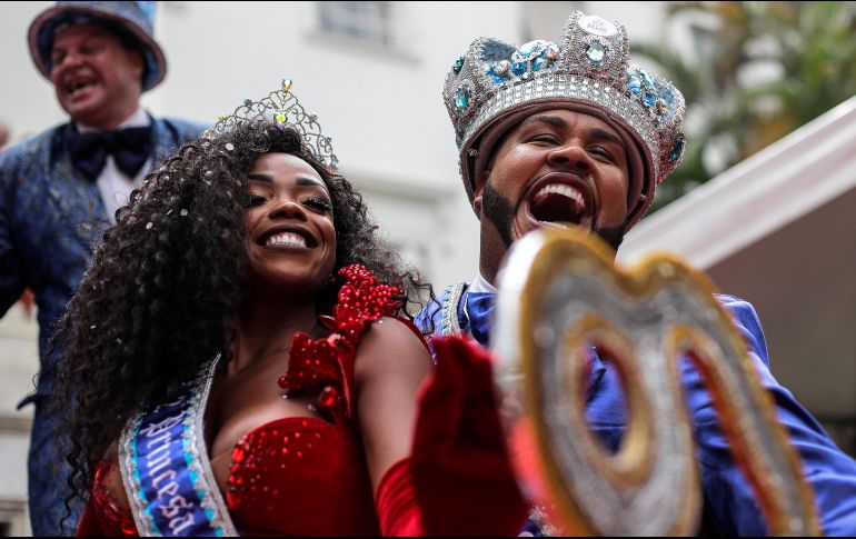 El rey Momo y la princesa del carnaval recibieron las llaves de la ciudad, acto que da inicio a la fiesta. EFE/A. Lacerd