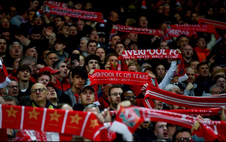 El célebre Kop (la famosa tribuna de aficionados del Liverpool) entonaba el himno del club, 