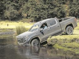 Denali Ultimate. Esta versión se integra por primera vez en la familia Sierra, como la tope de gama. En la foto la vemos “bebiendo” de un río antes de zambullirse. ESPECIAL/GMC