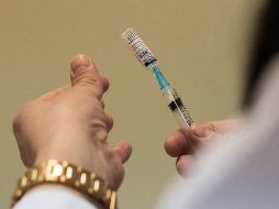 López-Gatell no aclaró cuál será la vacuna que se le aplique a los menores de 12 años en adelante. AFP / ARCHIVO