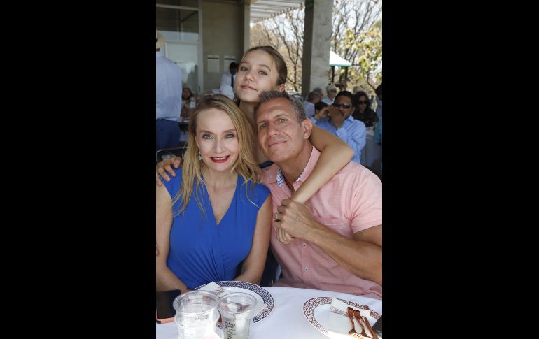 Mónica Passini, Giovanna y Ricardo Fonseca. GENTE BIEN JALISO/Claudio Jimeno