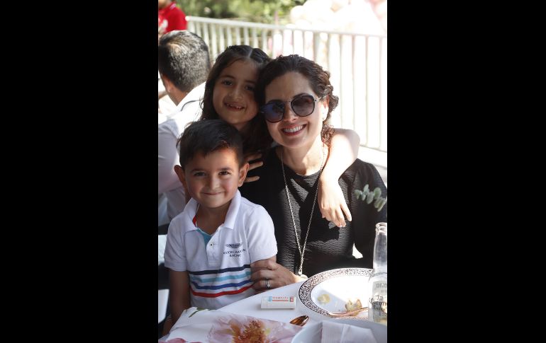 Maximiliano y Pau Moye con Paulina Cuevas. GENTE BIEN JALISO/Claudio Jimeno