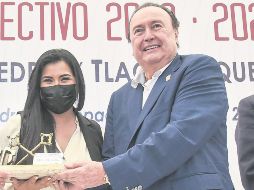 La alcaldesa de Tlaquepaque, Citlalli Amaya, entregó el galardón a Enrique Michel Velasco. ESPECIAL