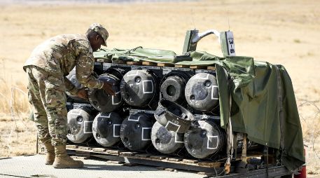 Los uniformados ucranianos están aprendiendo a utilizar los cañones Howitzer, que les está suministrado el gobierno de EU. AFP / Getty Images / M. Ciaglo