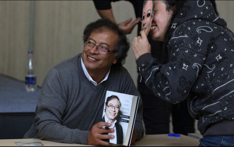 Gustavo Petro, de la coalición de izquierdas presenta su libro “Una vida, muchas vidas”, en la Feria del Libro de Bogotá. AFP/J. Pino