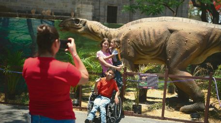EMOCIONADO. Gerónimo y su familia vienen de San Miguel de la Paz sólo para conocer los dinosaurios expuestos en la Plaza de la Liberación. EL INFORMADOR/ G.Gallo