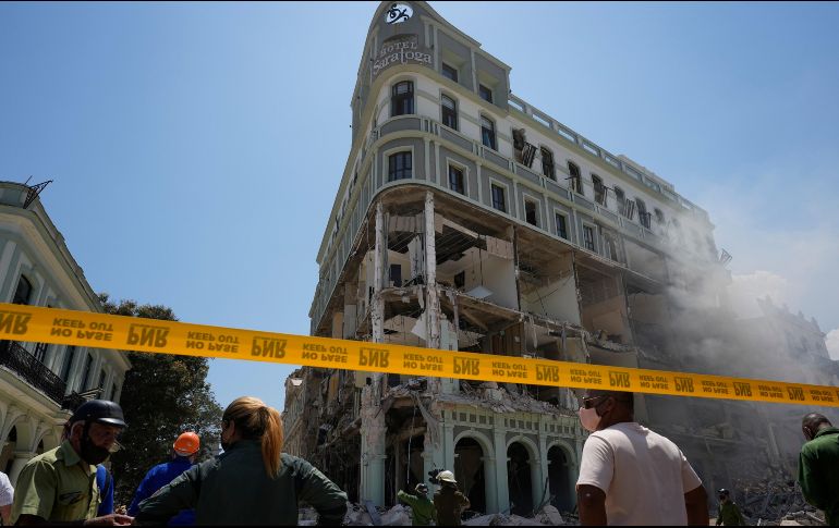 La explosión en el hotel Saratoga de La Habana se produjo sobre las 10:50 de la mañana y provocó el derrumbe de parte de la fachada del edificio, afectado también por un incendio. AP / R. Espinosa
