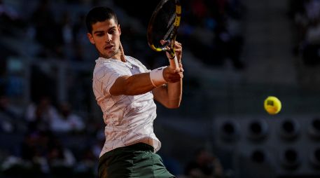 Carlos Alcaraz se medirá por un lugar en la final al número uno del mundo, Novak Djokovic, que se deshizo con autoridad este viernes del polaco Hubert Hurkacz tras derrotarlo 6-3, 6-4. AP / B. Armangue