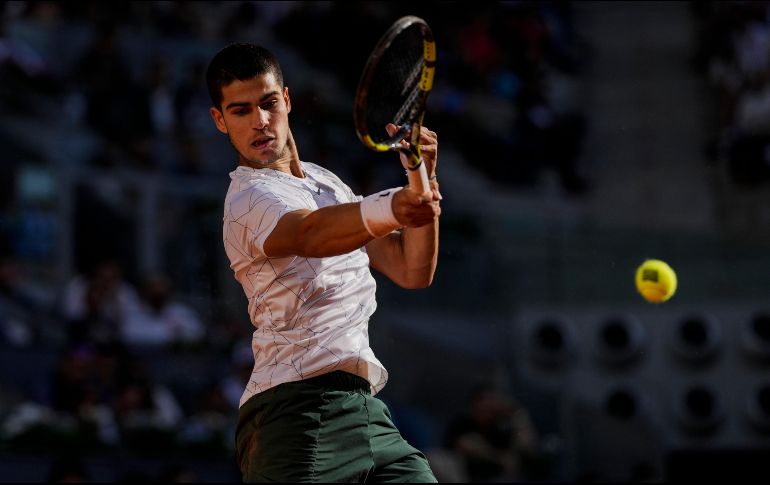 Carlos Alcaraz se medirá por un lugar en la final al número uno del mundo, Novak Djokovic, que se deshizo con autoridad este viernes del polaco Hubert Hurkacz tras derrotarlo 6-3, 6-4. AP / B. Armangue