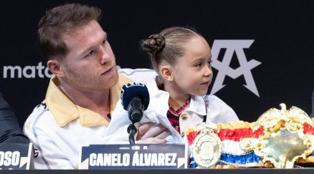 En la conferencia de prensa previa a su combate con Bivol, Canelo estuvo acompañado de María Fernanda, su hija. EFE/ARCHIVO