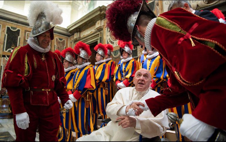 Francisco ha dejado en claro que prefiere que la misa se celebre en idiomas locales y que los sacerdotes estén de frente a la congregación, en lugar de dar la espalda a los feligreses. AFP/Medios del Vaticano