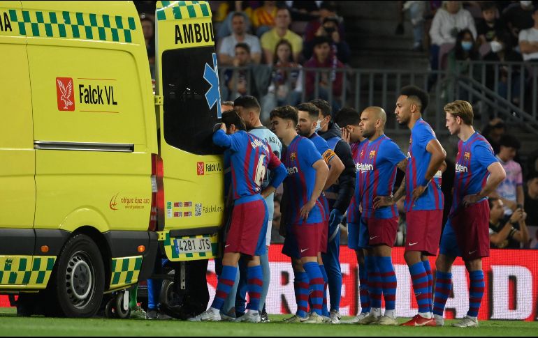 El futbolista fue trasladado a un hospital en ambulancia. AFP/Ll. Gene