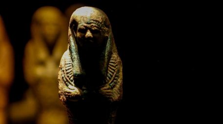 La máscara de oro de Tutankamón, que se ve aquí sin barba, fue cubierta con cera de parafina por el fotógrafo Harry Burton para atenuar los reflejos. HARRY BURTON/INSTITUTO GRIFFITH, UNIV. DE OXFORD