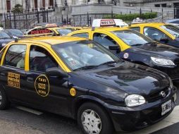 Un taxista encontró una manera original de ayudar a su hija a encontrar trabajo en Argentina. ESPECIAL