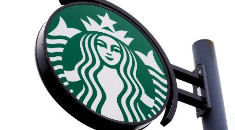 La medida de la cadena de cafeterías Starbucks aplica siempre que el centro más cercanos que ofrezca dichos servicios se encuentre a más de 160 kilómetros. AP / ARCHIVO