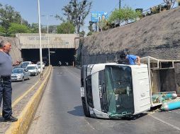 Cierran Av. Lázaro Cárdenas por volcadura de camión con tanques de oxígeno