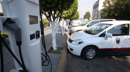 Los carros eléctricos se han convertido en una medida viable para generar menos contaminación, sin embargo, los estudios sobre su fabricación continúan. EL INFORMADOR/ ARCHIVO