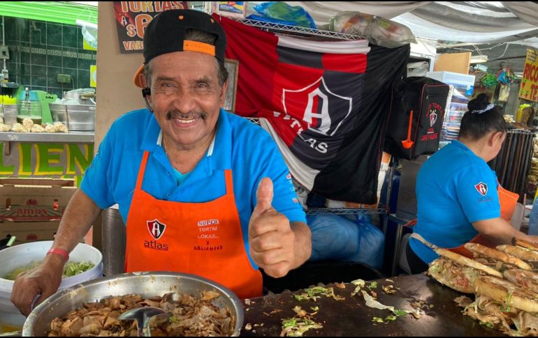 Don Chava recibió apoyo por parte de los aficionados luego de que se quemara su local en el Mercado San Juan de Dios. EL INFORMADOR/J. ROBLES