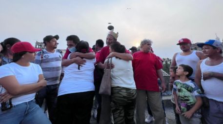 Los pepenadores detenidos fueron recibidos por sus compañeros con abrazos y muestras de apoyo. ESPECIAL