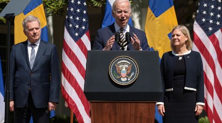 El presidente de Estados Unidos, Joe Biden, se reúne en la Casa Blanca con su homólogo finlandés, Sauli Niinistö, y la primera ministra sueca, Magdalena Andersson. EFE / O. Contreras