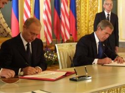 En 2002, el presidente Vladímir Putin y George Bush firmaron en Moscú el tratado de Reducciones de Ofensivas Estratégicas entre Rusia y Estados Unidos. TWITTER/ @masvaletarde913