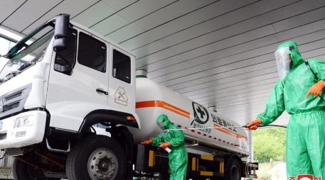 Un trabajador desinfecta un vehículo que transporta oxígeno médico en Pyongyang, la capital de Corea del Norte. EPA /