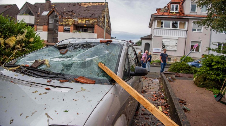 La tempestad ocasionó innumerables destrozos en el oeste de Alemania, desprendiendo techumbres y arrancando árboles. AP/L. Mirgeler