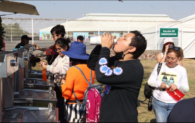 Además de lugares con sombra, asistentes se refrescan con cervezas y agua natural. EL INFORMADOR/A. Camacho