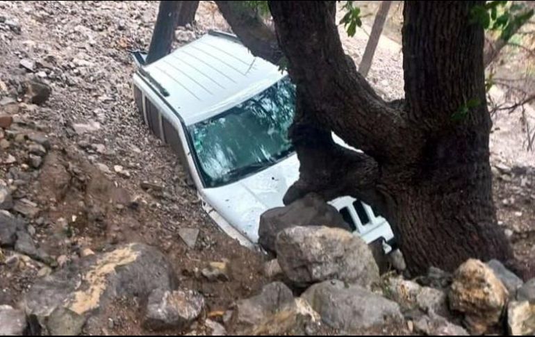 Un vehículo quedó sepultado bajo piedras y lodo. Una de las ocupantes perdió la vida, mientras su acompañante logró ponerse a salvo. ESPECIAL