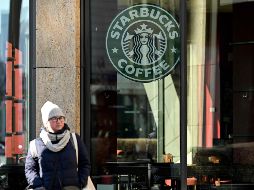 Starbucks apunta que pagará una compensación de seis meses de salario a los en torno a 2 mil trabajadores que la empresa tiene en Rusia. AFP / ARCHIVO
