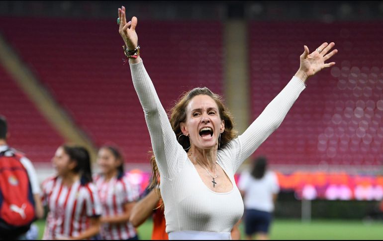 La directora deportiva del Club Guadalajara, Nelly Simón cumplió su palabra y de la mano de Juan Pablo Alfaro y de un grupo de jugadoras en gran nivel, levantó el trofeo de campeonas. IMAGO7
