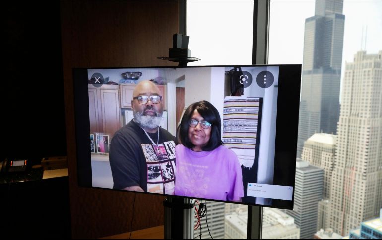 Veldarin Jackson al lado de Janice Reed, una de las tres víctimas de las alturas temperaturas. AP/Chicago Tribune/J. Osorio