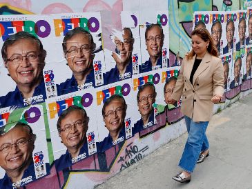 El senador y exguerrillero Gustavo Petro, de 62 años es favorito en todas las encuestas. EFE/M. Dueñas