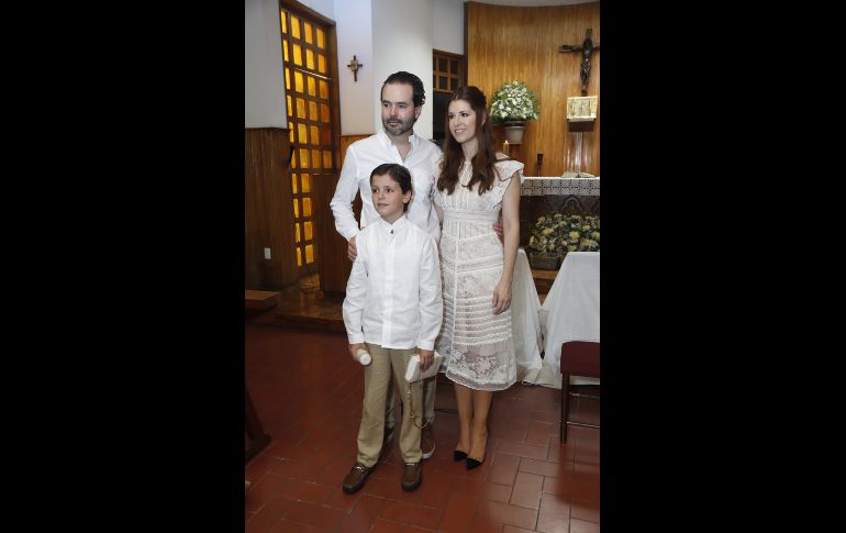 Álvaro Gómez España Amescua con sus padrinos Alexis Gómez España Collignon y Andrea Sánchez Navarro Lúa. GENTE BIEN JALISCO/Claudio Jimeno
